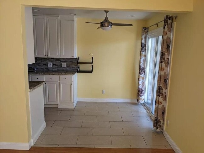 Building Photo - 7150 Rainbow Dr