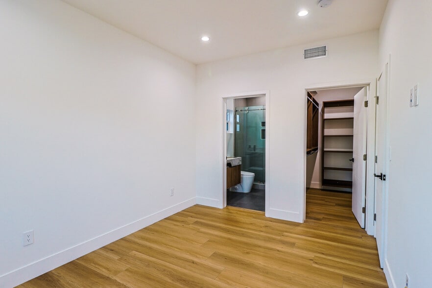 Building Photo - 4848 W 17th St