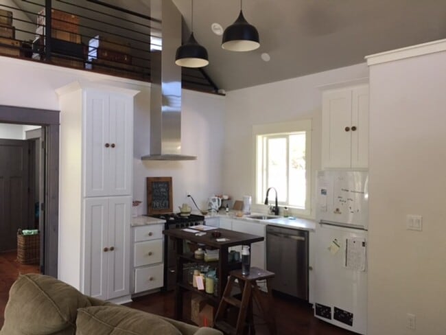 Building Photo - 2BED 2BATH - NEWLY RENOVATED, YARD, WASHER DRYER, STORAGE, NEAR DOWNTOWN