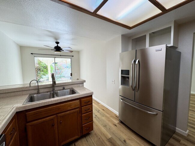 Building Photo - Eastlake : 2 bed, 2.5 bath vaulted ceiling...