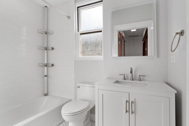 Building Photo - Hi-Pointe Adjacent House!