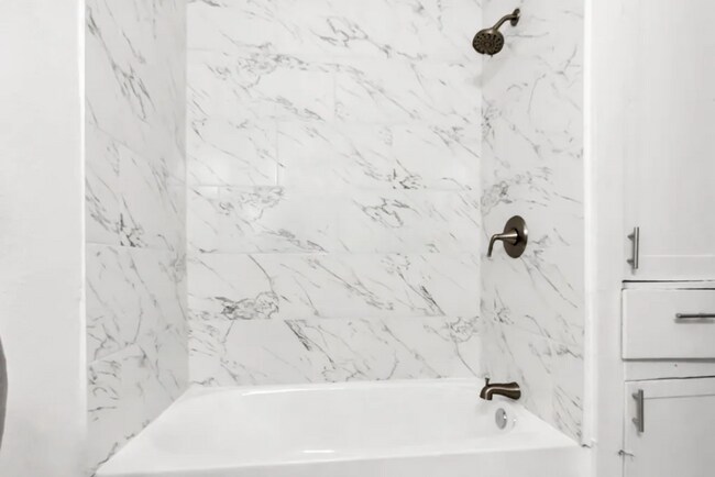 Building Photo - 2105 Walnut St