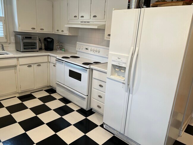 Building Photo - 4657 Clairmont Ave