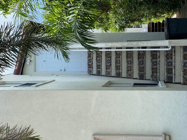 Building Photo - 252 Oleander Ave