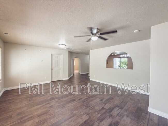 Building Photo - 955 Alton Dr