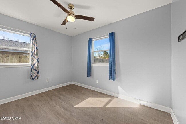 Building Photo - Recently Updated 4Bed/2Ba, Centrally Locat...