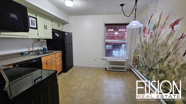 Building Photo - Bright, Updated 2-Bedroom in Prime Burlington Location — Available Now & FREE January Rent!