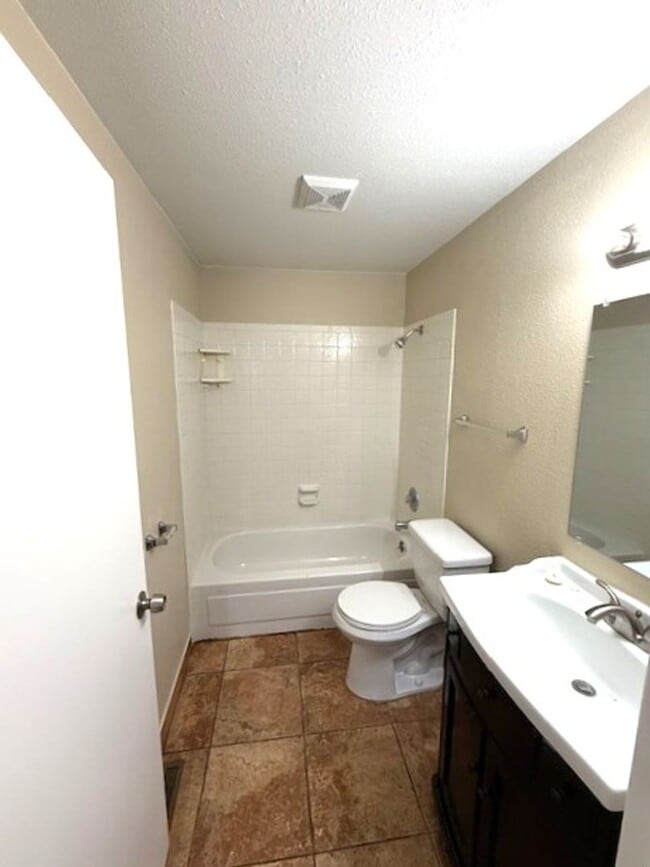 Building Photo - 3 bedroom house in Elko with garage