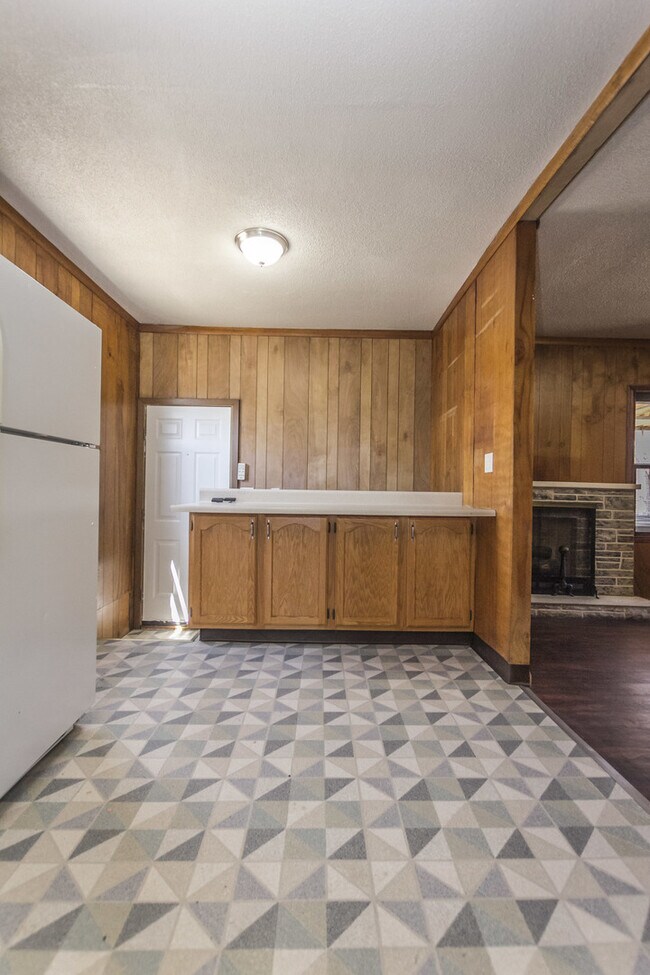 Building Photo - Adorable 2 Bedroom 1 Bath - 2 Stall Detach...