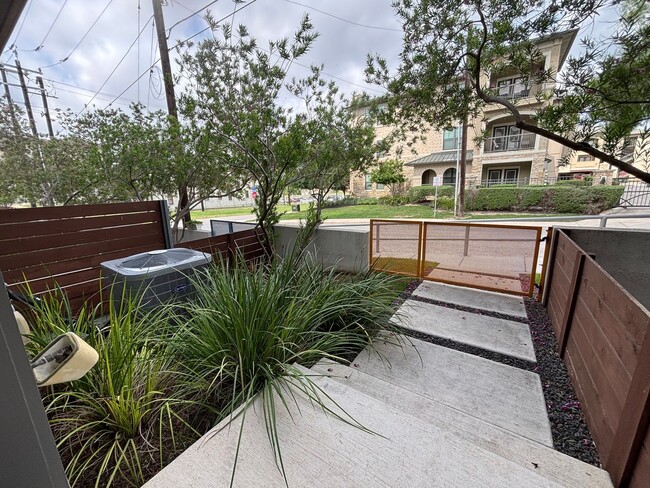 Building Photo - Gorgeous 2 Story Townhome in the Heart of ...