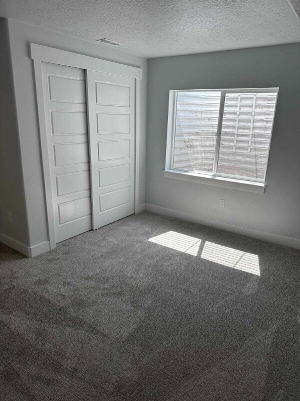 Building Photo - 1561 W Skyline Dr