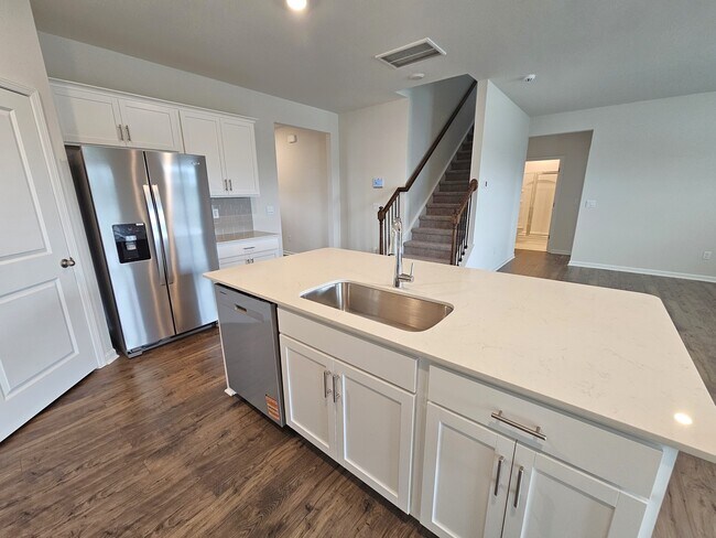 Building Photo - 942 Pineland Dr