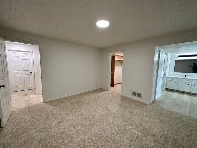 Building Photo - Grandville Condo 3 Bedroom and 2.5 Bathrooms