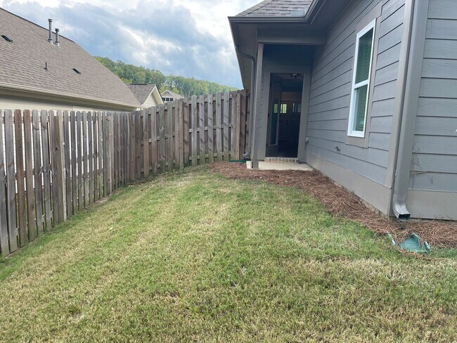 Building Photo - One level home with 2 Car Garage!