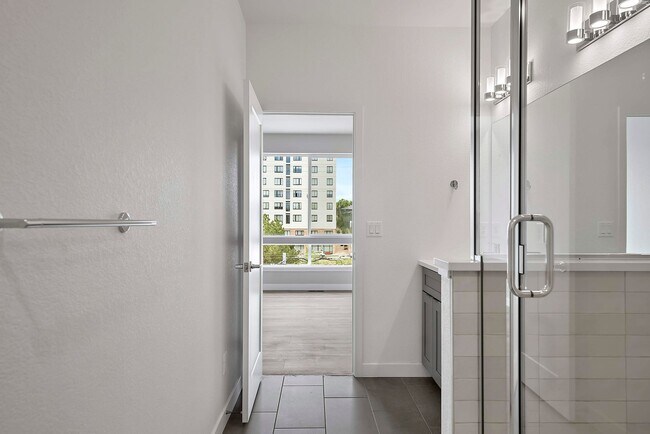 Building Photo - Last Townhouse Available! Beautiful Newer Build Close to Overlook Station