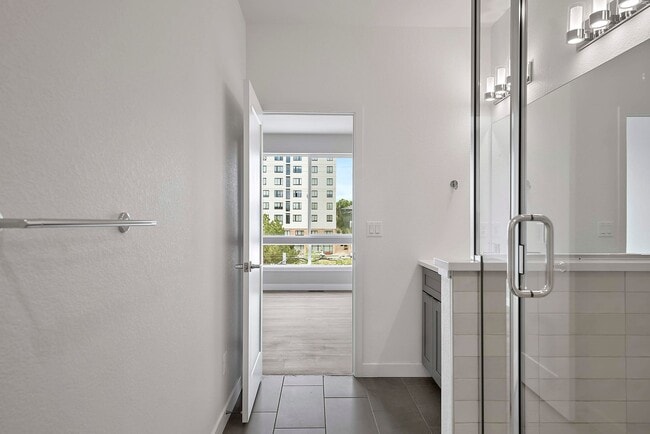 Building Photo - Townhouse Available! Beautiful Newer Build Close to Overlook Station **Move-In Special**