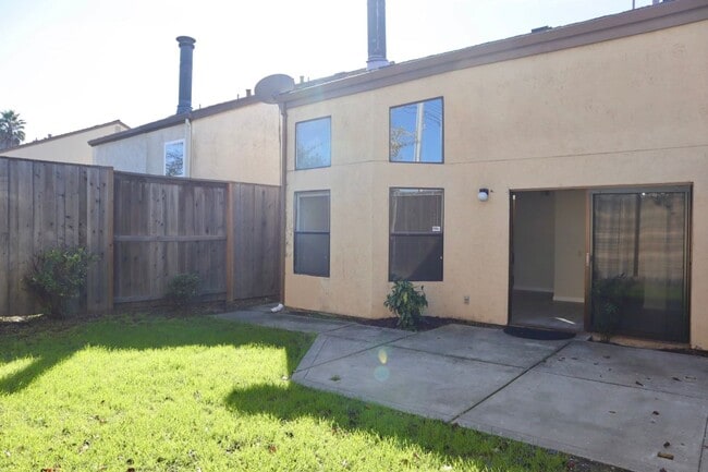 Building Photo - Spacious and bright 3-bedroom townhome-Nor...