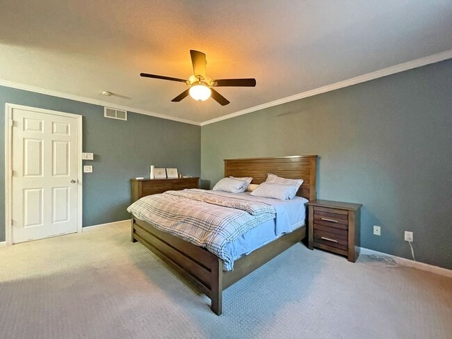 Building Photo - Spacious End Unit Townhome with Fireplace and Vaulted Ceilings is Pet Friendly!