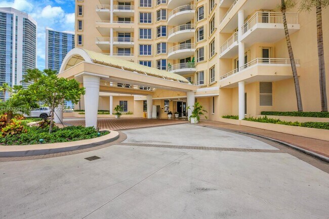 Building Photo - 888 Brickell Key Dr