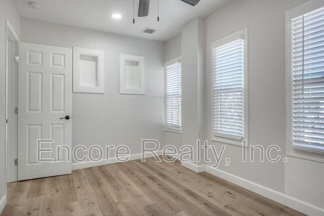 Building Photo - 303 3rd Ave