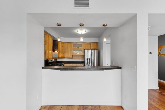 Building Photo - Modern 2 Bed / 2.5 Bath Condo with Office ...