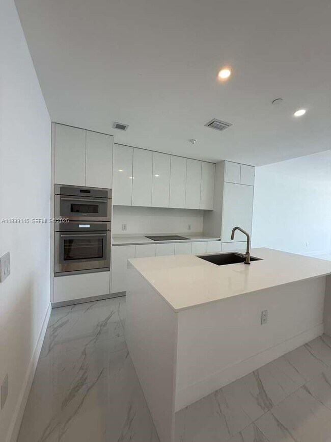 Building Photo - 700 NE 24th St