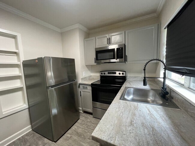 Building Photo - 2219 Gilbert Dr
