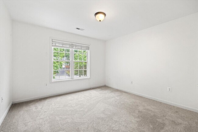 Building Photo - 4107 Lakeview Pkwy