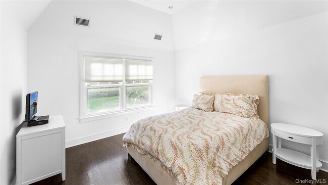 Building Photo - 14 West Hills Ct