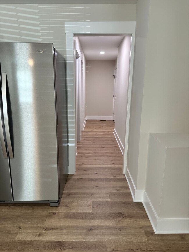 Building Photo - 102 W 15th Ave