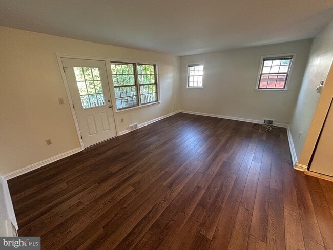 Building Photo - 214 Grayling Ave