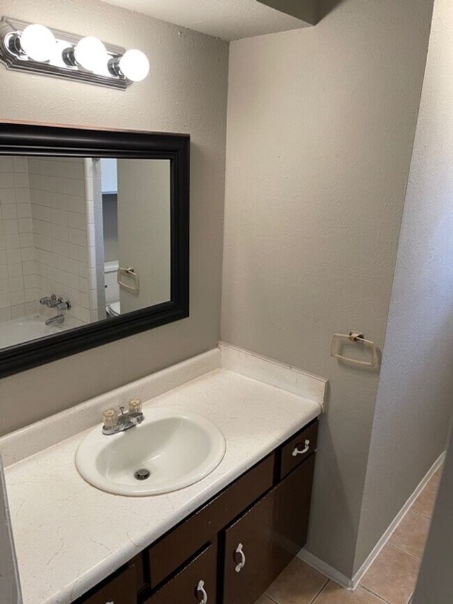 Building Photo - 919-921 West Rochelle Road