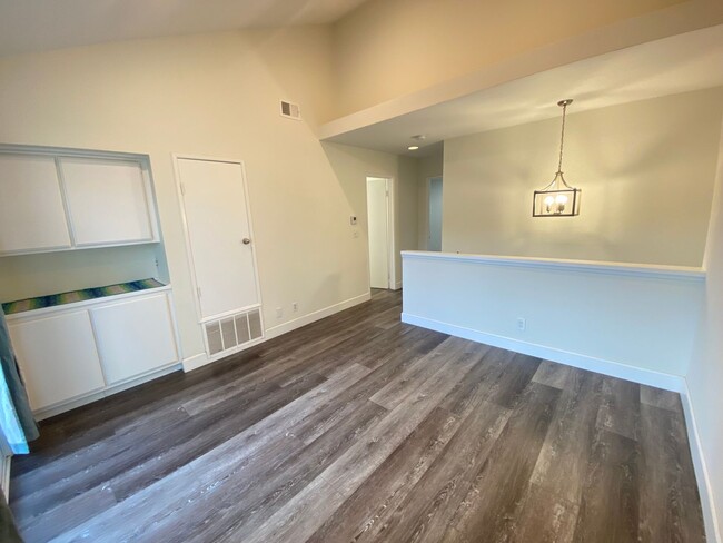 Building Photo - Two Bedroom Luxury Lakewood Condo For Rent!