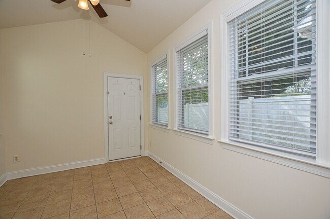 Building Photo - 9020 Ladys Secret Dr
