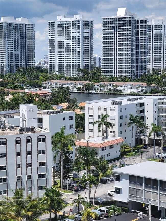 Building Photo - 3140 S Ocean Dr