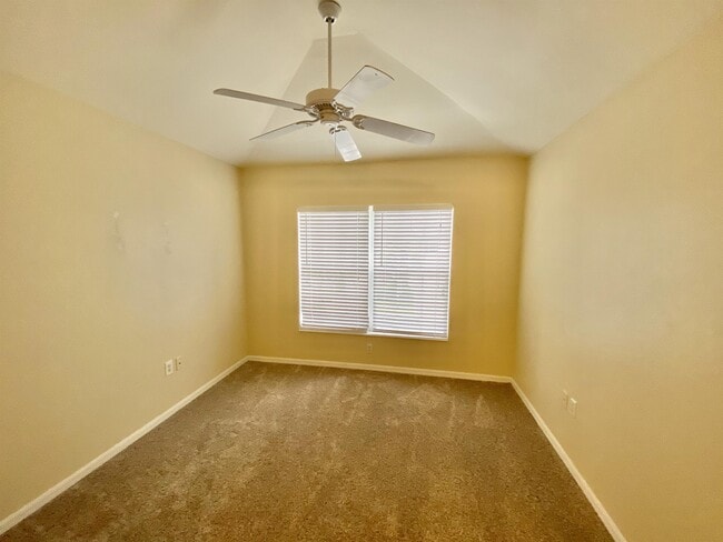 Building Photo - 860 Hampton Cir