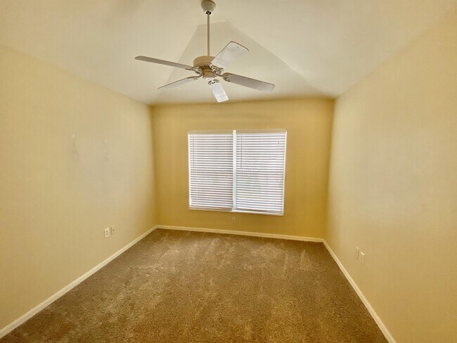 Building Photo - 909 Hampton Cir