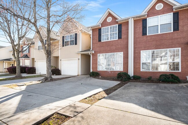 Building Photo - Beautiful Upgraded Townhome!