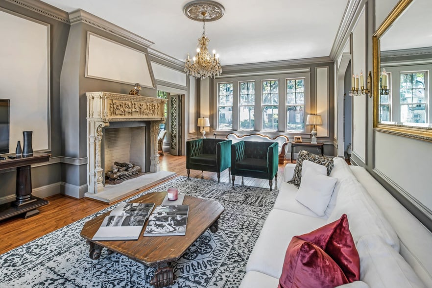 Building Photo - 624 E Victory Dr