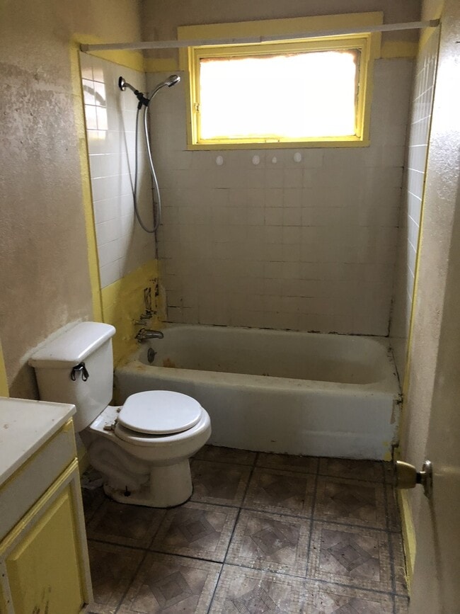 Building Photo - 4 bedroom