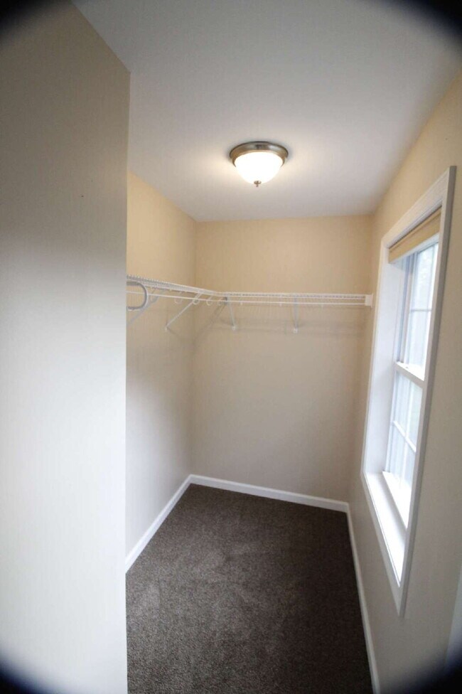 Building Photo - Privacy, Space, and Modern Comfort in Salem