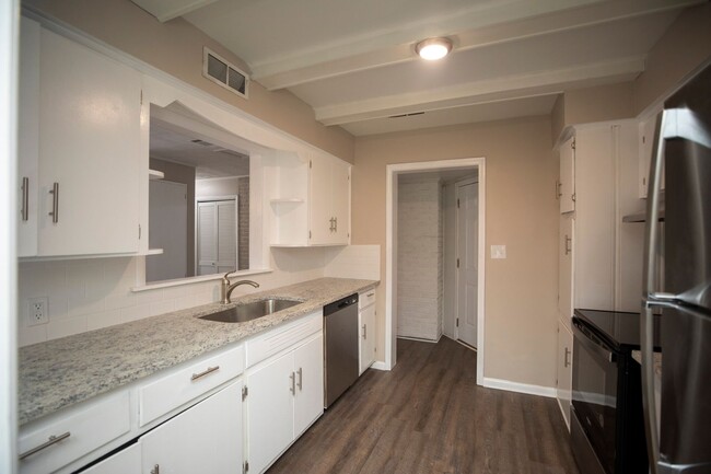 Building Photo - ** 4 Bed 2 Bath located in Rosemont Height...