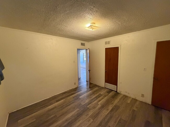 Building Photo - 2 Bed 1 Bath Home