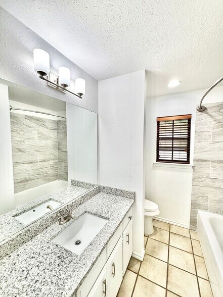 Building Photo - 2123 Mistletoe Ave