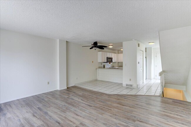 Building Photo - Views,  Garage, End Unit Townhome