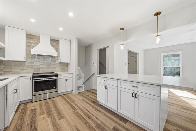 Building Photo - 3400 Elm Creek Dr