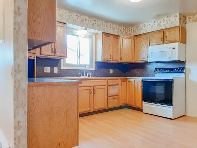 Building Photo - UTILITIES INCLUDED! Large 3 bed/ 1.5 bath ...