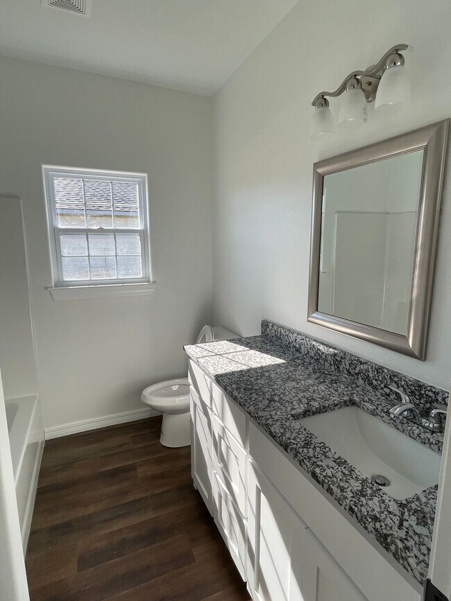 Building Photo - Comfortable 3/2 in Desired Neighborhood