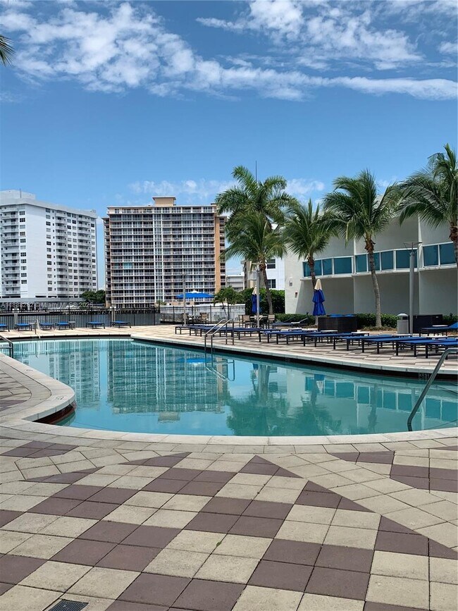 Building Photo - 1945 S Ocean Dr