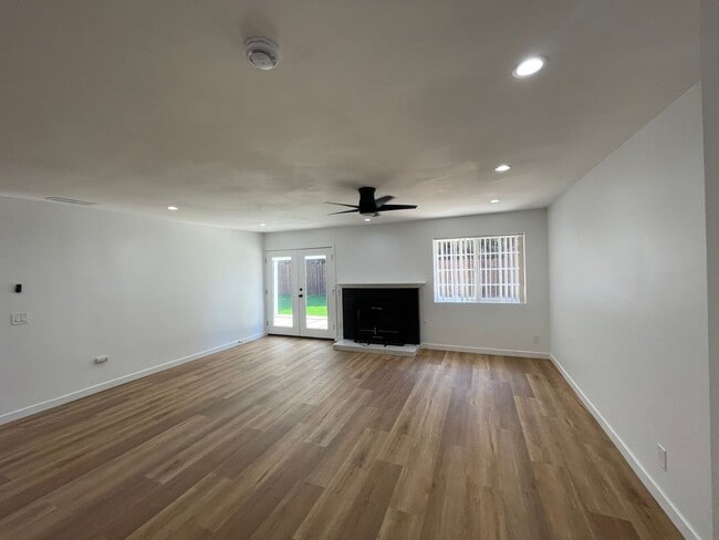 Building Photo - Freshly Remodeled & Full of Charm on Banbury
